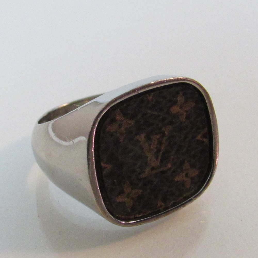 Silver LOUIS VUITTON Chevalier Monogram Ring - Picture 2 of 6